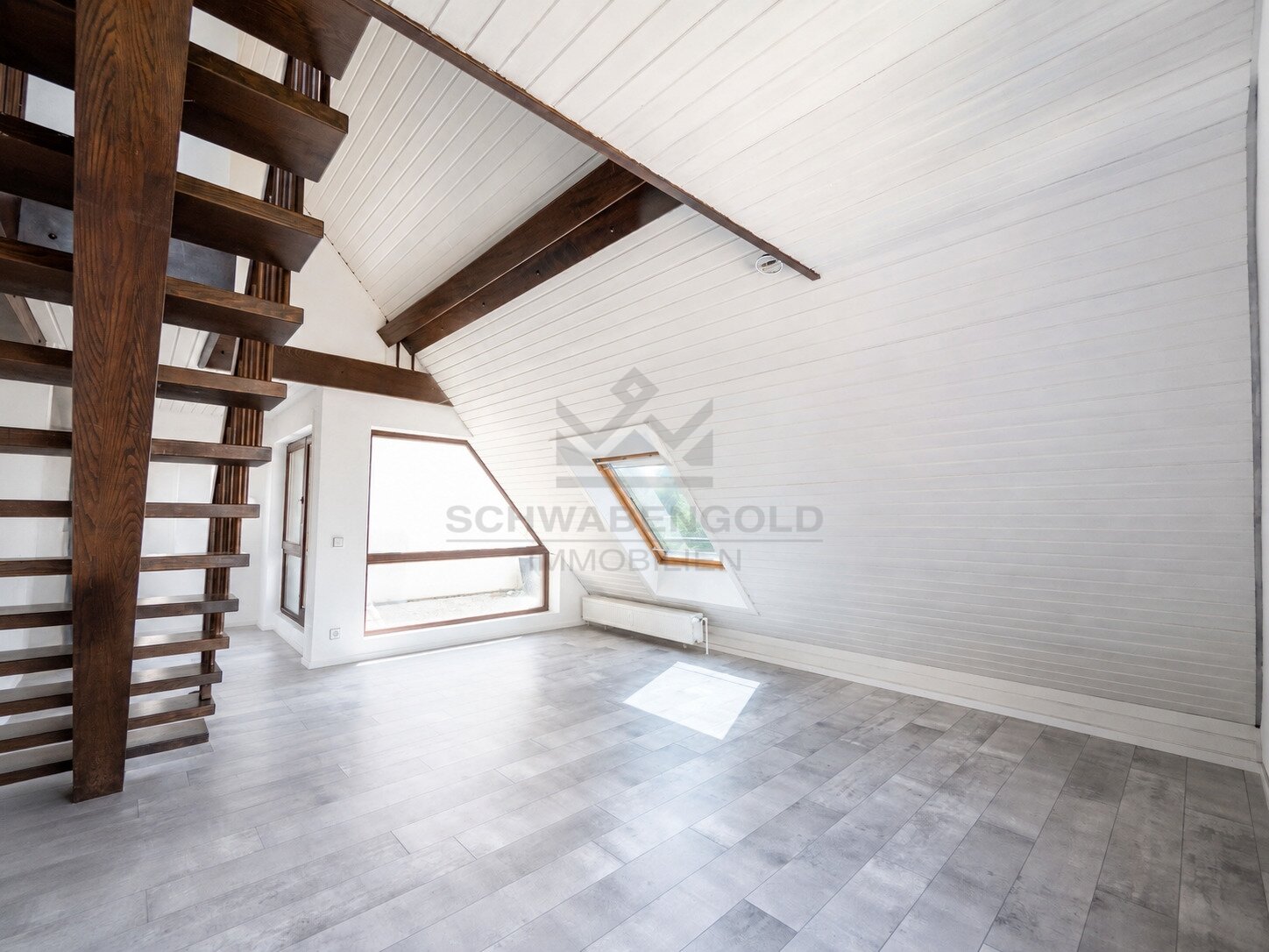 * Über den Dächern von Stuttgart-Zuffenhausen: Maisonette-Wohnung mit Terrasse, Grünblick & TG *