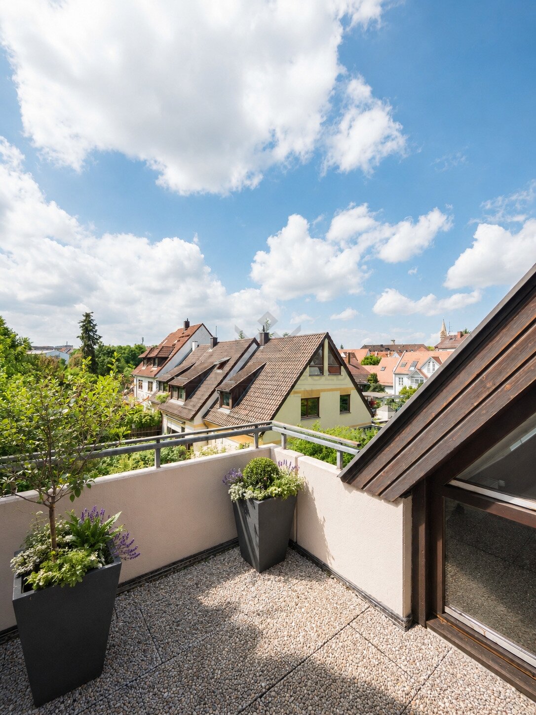 * Über den Dächern von Stuttgart-Zuffenhausen: Maisonette-Wohnung mit Terrasse, Grünblick & TG *
